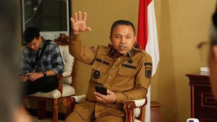 [Intip Garasi Gubernur Riau Abdul Wahid yang Kena OTT KPK: Mobil Mewah atau Bukti Korupsi?]