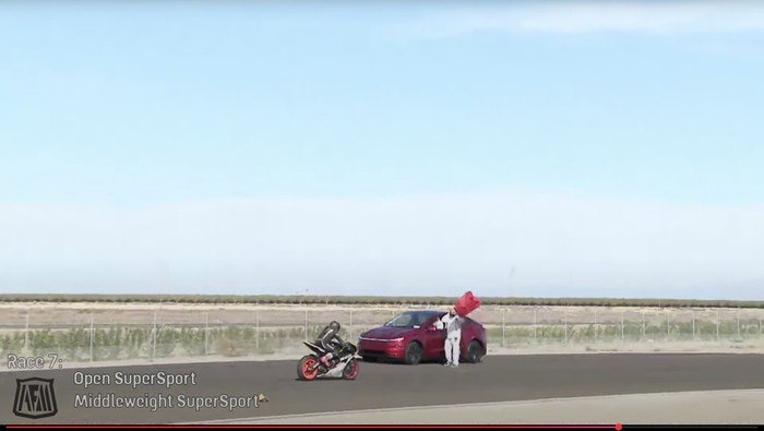 **Bikin Kacau! Tesla Model S Tersesat di Trek Balapan Motor AFM**