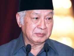 “Soeharto Pahlawan Nasional: Netizen Sebut Bapak Pembangunan Vs Diktator” — Siapa Sebenarnya Soeharto?