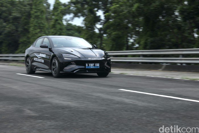 **Peraturan Baru China untuk Kendaraan Listrik, Batasi Akselerasi 0-100 km/jam dalam 5 Detik**