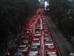 **Mobil Rp 150 Juta Seliweran, Airlangga Hartarto Perhatikan Krisis Lalu Lintas**