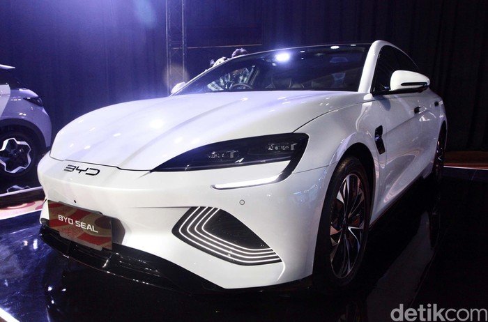 Seberapa Laris Sedan Listrik di Indonesia? Analisis Penjualan dan Tren 2024-2025