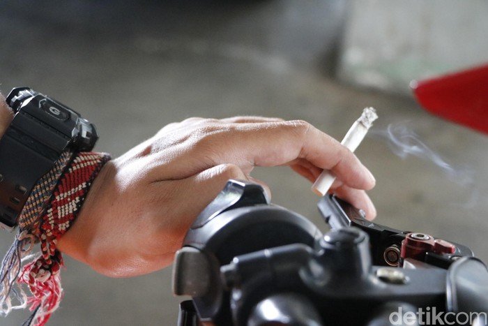 **Korban Pengendara Merokok Hingga Nyaris Dilindas Truk Gugat UU LLAJ ke MK**