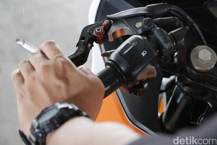 Pemotor Ngerokok Diminta Dicabut SIM-nya: Risiko Kecelakaan Meningkat