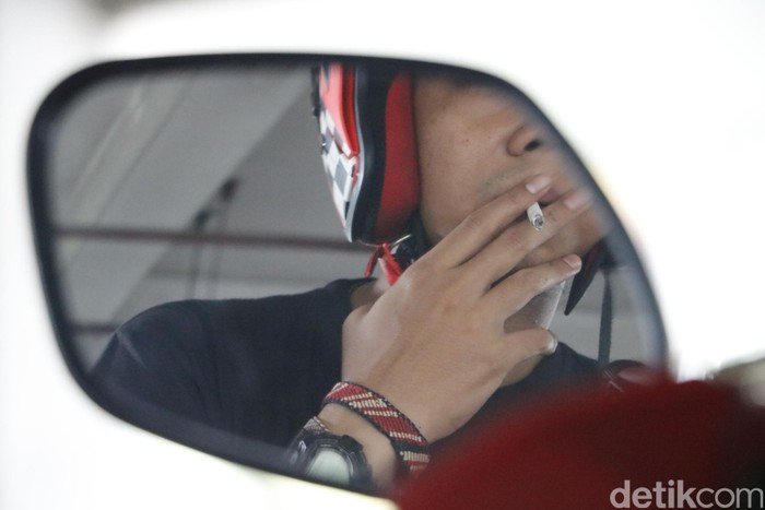 Temukan Fakta Mengejutkan Studi Sebut Risiko Mematikan Naik Motor Sambil Ngerokok!