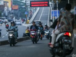 **Mirisnya Wajah Lalu Lintas Indonesia: Lawan Arah, Ngerokok di Motor**