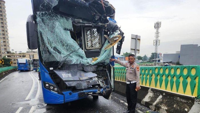 Pelajaran Insiden 'Adu Banteng' 2 Bus TransJakarta di Jalur Langit Koridor 13: Analisis Teknis