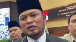 **Ini Skandal: Gubernur Kaltim Beli Mobil Dinas Rp 8,5 M, Jalan Warga Kaltim Tetap Rusak!**