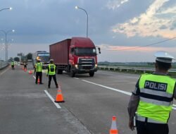 **Duh! Masih Ada Truk Melintas saat Pembatasan di Arus Mudik**