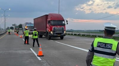 **Duh! Masih Ada Truk Melintas saat Pembatasan di Arus Mudik**