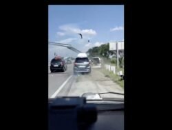 “Viral Avanza Tabrak Besi Guardrail sampai Tembus Bodi, Ini Pelajaran Pentingnya”